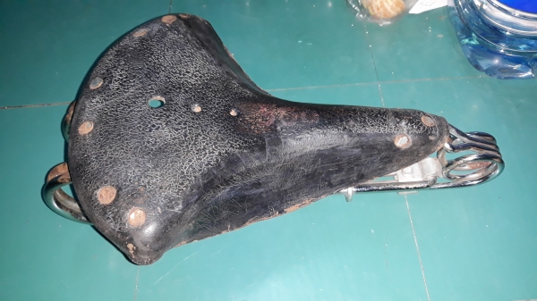 ขายเบาะจักรยานรุ่นเก่าขนาดใหญ่สวยงาม