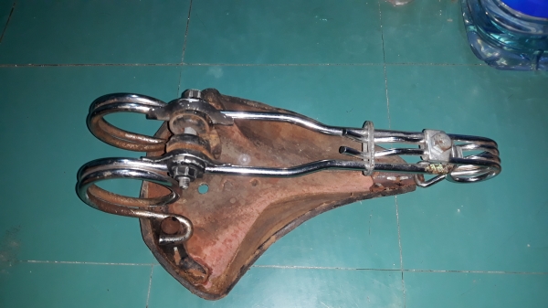 ขายเบาะจักรยานรุ่นเก่าขนาดใหญ่สวยงาม