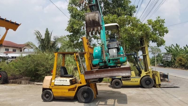 ขายด่วน85,000รถยกTOYOTA4FG25ยก2.5ตันเสาสูง3เมตรยกจริงได้ถึง2.7ตันรถนอกนำเข้ายังไม่เคยใช้งานในเมืองไทยเลย