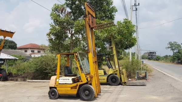 ขายด่วน85,000รถยกTOYOTA4FG25ยก2.5ตันเสาสูง3เมตรยกจริงได้ถึง2.7ตันรถนอกนำเข้ายังไม่เคยใช้งานในเมืองไทยเลย