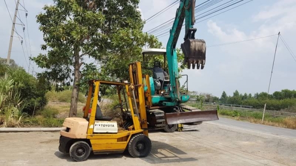 ขายด่วน85,000รถยกTOYOTA4FG25ยก2.5ตันเสาสูง3เมตรยกจริงได้ถึง2.7ตันรถนอกนำเข้ายังไม่เคยใช้งานในเมืองไทยเลย