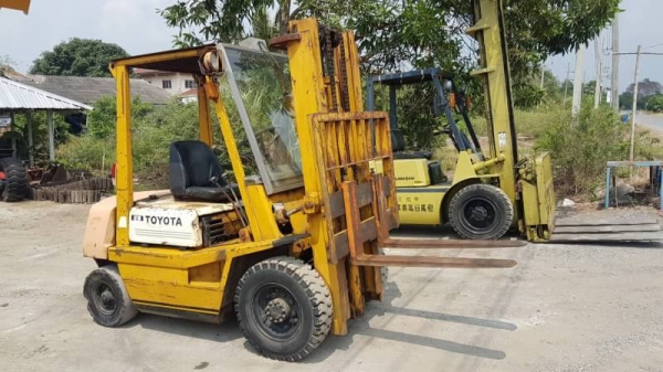 ขายด่วน85,000รถยกTOYOTA4FG25ยก2.5ตันเสาสูง3เมตรยกจริงได้ถึง2.7ตันรถนอกนำเข้ายังไม่เคยใช้งานในเมืองไทยเลย