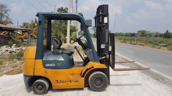 ขายด่วนรถยกTOYOTA7FG25ยก2.5ตันเสาสูง3เมตรยกจริงได้ถึง2.7ตันรถนอกนำเข้ายังไม่เคยใช้งานในเมืองไทยเลย