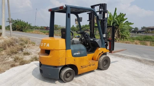 ขายด่วนรถยกTOYOTA7FG25ยก2.5ตันเสาสูง3เมตรยกจริงได้ถึง2.7ตันรถนอกนำเข้ายังไม่เคยใช้งานในเมืองไทยเลย