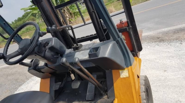 ขายด่วนรถยกTOYOTA7FG25ยก2.5ตันเสาสูง3เมตรยกจริงได้ถึง2.7ตันรถนอกนำเข้ายังไม่เคยใช้งานในเมืองไทยเลย