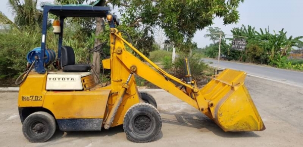 ขายด่วนรถตักยกTOYOTA4FG1.0ตักยก1ตันยกสูง2.8เมตรรถนอกเพื่งนำเข้ามายังไม่เคยใช้งานในเมืองไทยเลย