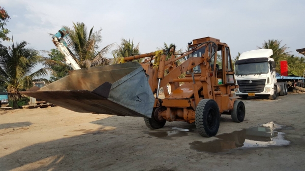 ขายรถตักล้อยาง  ยี่ห้อ KOMATSU  รุ่น  SD25-3 เครื่องยนต์  KOMATSU 6D95 เก่าจากJAPAN  ใช้งานได้จริงสนใจดูสภาพรถได้ ติดต่อ 089-2619445