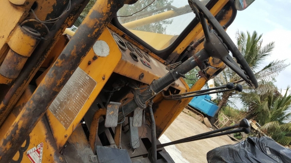 ขายรถตักล้อยาง  ยี่ห้อ KOMATSU  รุ่น  SD25-3 เครื่องยนต์  KOMATSU 6D95 เก่าจากJAPAN  ใช้งานได้จริงสนใจดูสภาพรถได้ ติดต่อ 089-2619445