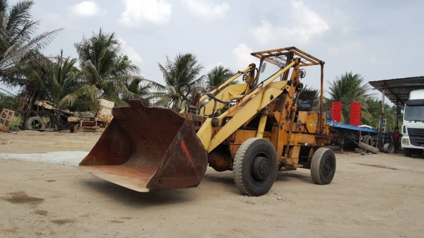 ขายรถตักล้อยาง  ยี่ห้อ KOMATSU  รุ่น  SD25-3 เครื่องยนต์  KOMATSU 6D95 เก่าจากJAPAN  ใช้งานได้จริงสนใจดูสภาพรถได้ ติดต่อ 089-2619445