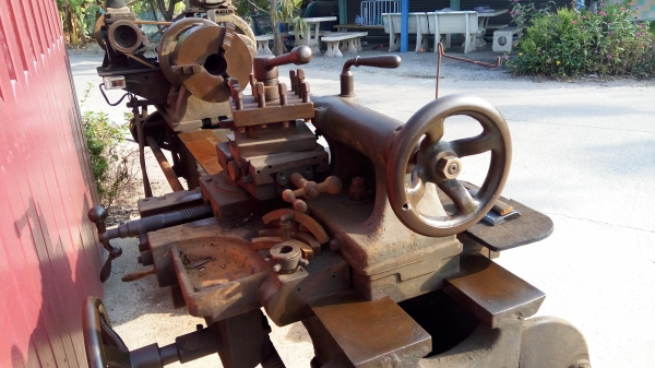 เครื่องกลึงเก่าญี่ปุ่น