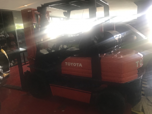 ขายด่วนเจ้าของขายเอง รถโฟค์ลิฟท์ Toyota รุ่น 5FG20 ยกสูง 3 เมตร ขายถูก