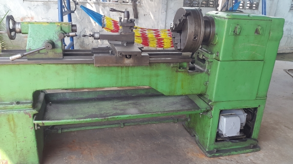 เครื่องกลึง 6 ฟุต 3 เพลา เกียร์บล็อก พร้อมใช้งาน สวยๆๆ 78,000 ด่วนๆๆๆ