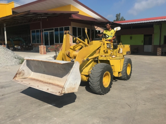 ขายรถตักKOMATSUรุ่นWA30-2นำเข้าญี่ปุ่นไม่เคยใช้งานในไทย เอวอ่อน  เครื่องดีเซล3สูบ สภาพดีพร้อมใช้งาน ขาย320000ลดพิเศษเหลือ290000บาท081-8302909Line  :  jiraroj2909