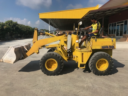 ขายรถตักKOMATSUรุ่นWA30-2นำเข้าญี่ปุ่นไม่เคยใช้งานในไทย เอวอ่อน  เครื่องดีเซล3สูบ สภาพดีพร้อมใช้งาน ขาย320000ลดพิเศษเหลือ290000บาท081-8302909Line  :  jiraroj2909