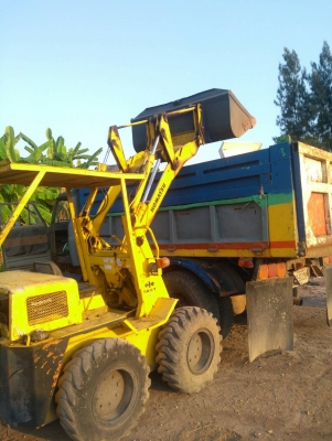 รถตัก KOMATSU SK07 รถเก่านอกนำเข้า ยังไม่เคยใช้งานในไทย เครื่องดี ปั๊มแรง เครื่องดีเซล ขับเคลื่อน 4 ล้อ ตักขึ้น 6 ล้อได้ พร้อมใช้งาน มีเอกสารใบอินวอยซ์ มี VDO การทำงานให้ชม