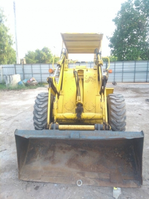 รถตัก KOMATSU SK07 รถเก่านอกนำเข้า ยังไม่เคยใช้งานในไทย เครื่องดี ปั๊มแรง เครื่องดีเซล ขับเคลื่อน 4 ล้อ ตักขึ้น 6 ล้อได้ พร้อมใช้งาน มีเอกสารใบอินวอยซ์ มี VDO การทำงานให้ชม