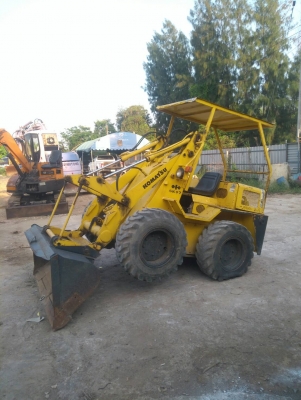 รถตัก KOMATSU SK07 รถเก่านอกนำเข้า ยังไม่เคยใช้งานในไทย เครื่องดี ปั๊มแรง เครื่องดีเซล ขับเคลื่อน 4 ล้อ ตักขึ้น 6 ล้อได้ พร้อมใช้งาน มีเอกสารใบอินวอยซ์ มี VDO การทำงานให้ชม