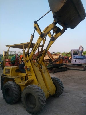 รถตัก KOMATSU SK07 รถเก่านอกนำเข้า ยังไม่เคยใช้งานในไทย เครื่องดี ปั๊มแรง เครื่องดีเซล ขับเคลื่อน 4 ล้อ ตักขึ้น 6 ล้อได้ พร้อมใช้งาน มีเอกสารใบอินวอยซ์ มี VDO การทำงานให้ชม