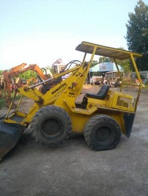 รถตัก KOMATSU SK07 รถเก่านอกนำเข้า ยังไม่เคยใช้งานในไทย เครื่องดี ปั๊มแรง เครื่องดีเซล ขับเคลื่อน 4 ล้อ ตักขึ้น 6 ล้อได้ พร้อมใช้งาน มีเอกสารใบอินวอยซ์ มี VDO การทำงานให้ชม