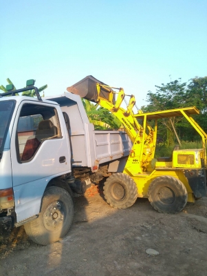 รถตัก KOMATSU SK07 รถเก่านอกนำเข้า ยังไม่เคยใช้งานในไทย เครื่องดี ปั๊มแรง เครื่องดีเซล ขับเคลื่อน 4 ล้อ ตักขึ้น 6 ล้อได้ พร้อมใช้งาน มีเอกสารใบอินวอยซ์ มี VDO การทำงานให้ชม