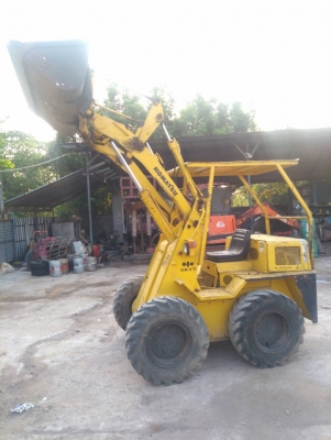 รถตัก KOMATSU SK07 รถเก่านอกนำเข้า ยังไม่เคยใช้งานในไทย เครื่องดี ปั๊มแรง เครื่องดีเซล ขับเคลื่อน 4 ล้อ ตักขึ้น 6 ล้อได้ พร้อมใช้งาน มีเอกสารใบอินวอยซ์ มี VDO การทำงานให้ชม