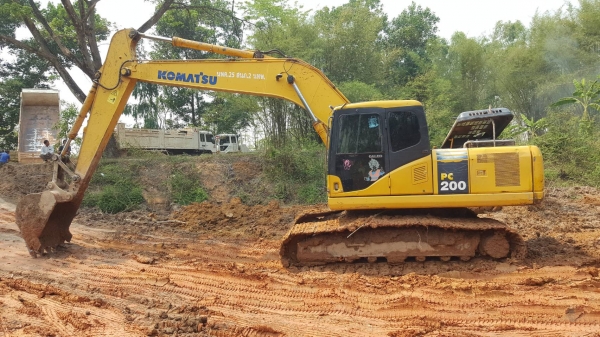 ขาย แบคโฮ KOMATSU PC200-7 เพิ่งจดทะเบียนปี 60 เครื่องดี ปั้มดี ช่วงล่างเต็ม ไฟฟ้าครบ เอกสารเล่มทะเบียนครบพร้อมโอน