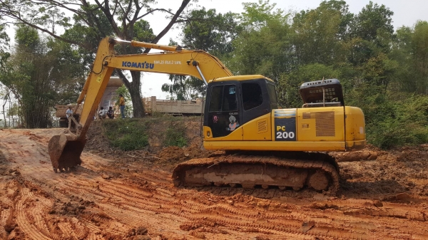 ขาย แบคโฮ KOMATSU PC200-7 เพิ่งจดทะเบียนปี 60 เครื่องดี ปั้มดี ช่วงล่างเต็ม ไฟฟ้าครบ เอกสารเล่มทะเบียนครบพร้อมโอน