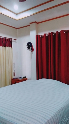3 ห้องนอน 3 ห้องนํ้า ลิฟวิ่งรูม สระว่ายนํ้า จากุชซี่ จอดรถได้ 2 คันประตูรีโมตสัญญาณกันโขมยสนามหญ้าคร