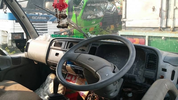 ขาย 350,000 รถหกล้อตุ้แห้ง HINO FF177 เครื่อง EH 700- 168แรง ตู้ยาว 7.20 หัวบาง ยางดี คีชซีสวย เครื่องดี เกียร์ดี เอกสารเล่มทะเบียน รถสวยพร้อมใช้ รถอยู่ กทม.แจ้งวัฒนะ 090-772-3710 090-772-3708