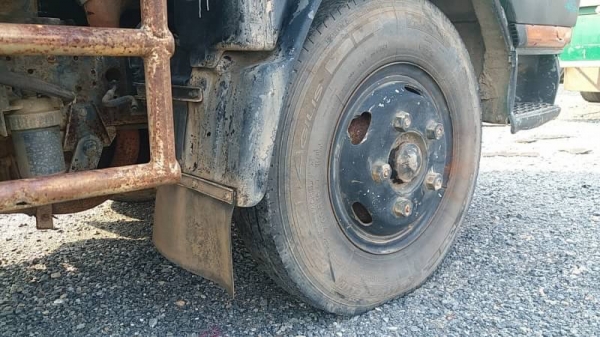 ขาย 350,000 รถหกล้อตุ้แห้ง HINO FF177 เครื่อง EH 700- 168แรง ตู้ยาว 7.20 หัวบาง ยางดี คีชซีสวย เครื่องดี เกียร์ดี เอกสารเล่มทะเบียน รถสวยพร้อมใช้ รถอยู่ กทม.แจ้งวัฒนะ 090-772-3710 090-772-3708