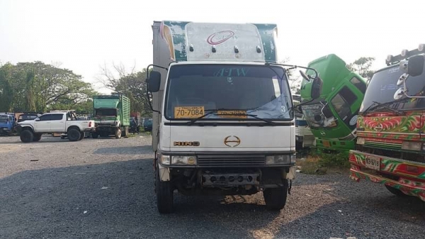ขาย 350,000 รถหกล้อตุ้แห้ง HINO FF177 เครื่อง EH 700- 168แรง ตู้ยาว 7.20 หัวบาง ยางดี คีชซีสวย เครื่องดี เกียร์ดี เอกสารเล่มทะเบียน รถสวยพร้อมใช้ รถอยู่ กทม.แจ้งวัฒนะ 090-772-3710 090-772-3708