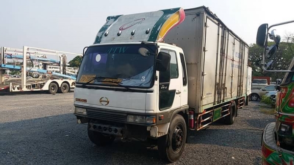 ขาย 350,000 รถหกล้อตุ้แห้ง HINO FF177 เครื่อง EH 700- 168แรง ตู้ยาว 7.20 หัวบาง ยางดี คีชซีสวย เครื่องดี เกียร์ดี เอกสารเล่มทะเบียน รถสวยพร้อมใช้ รถอยู่ กทม.แจ้งวัฒนะ 090-772-3710 090-772-3708