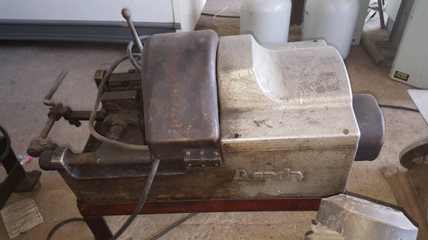 เครื่องต๊าปเกลียวของ ASADA ใช้งานได้ขนาด 3/4 "