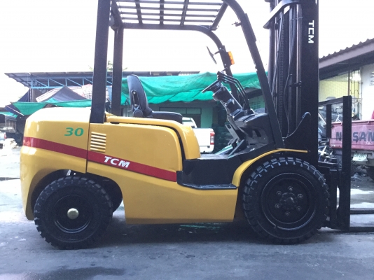 ขาย โฟรคลิฟท์  ทีซีเอ็ม 3 ตัน เสาเข้าตู้ 4.5 เมตร