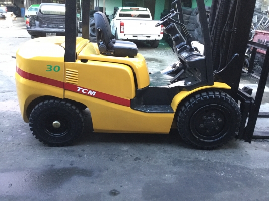 ขาย โฟรคลิฟท์  ทีซีเอ็ม 3 ตัน เสาเข้าตู้ 4.5 เมตร