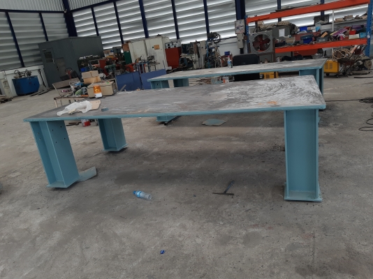 โต๊ะเหล็กขนาดกว้าง151กับกว้าง 118 ยาว 305 สูง 80หนา1นิ้ว2หุน(30มิล)ตัว151=26,000ตัว118=21,000