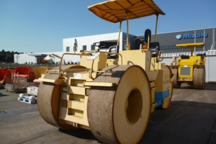 รถบดสามล้อเหล็ก KAWASAKI K12 FROM JAPAN สนใจติดต่อ 063-9316985 ID LINE : 0639316985 ครับ