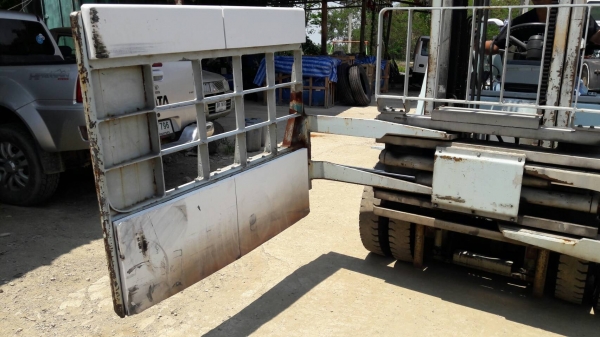 ขายตัวหนีบกระดาษ,กล่อง ต่างๆที่เป็นก้อนติดกับรถยกรุ่น TOYOTA ขนาด2.5 ตัน ถอดขายพร้อมชุดกระบอกสไลค์ ซ้าย /ขวา