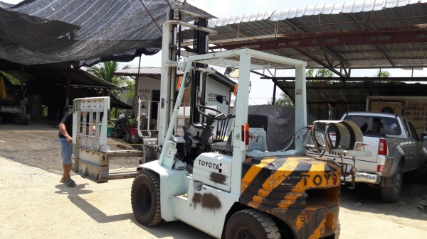 ขายตัวหนีบกระดาษ,กล่อง ต่างๆที่เป็นก้อนติดกับรถยกรุ่น TOYOTA ขนาด2.5 ตัน ถอดขายพร้อมชุดกระบอกสไลค์ ซ้าย /ขวา