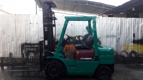 ขายรถยกดีเซล Mitsu-FD25ขนาด2.5ตัน.เสาสูง6เมตร.เกียร์ออโต้นานๆได้มาทีครับสภาพสวยๆ