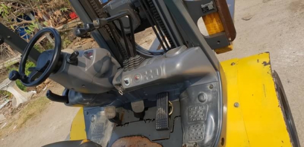 ขายด่วน185,000บาทรถยกKOMATSU FG20-16 ยกได้2.5ตันยกสูง4เมตรยางตัน6เส้นเกียออโต้รถนอกเพิ่งนำเข้ามายังไม่เคยใช้งานในเมืองไทยเลย