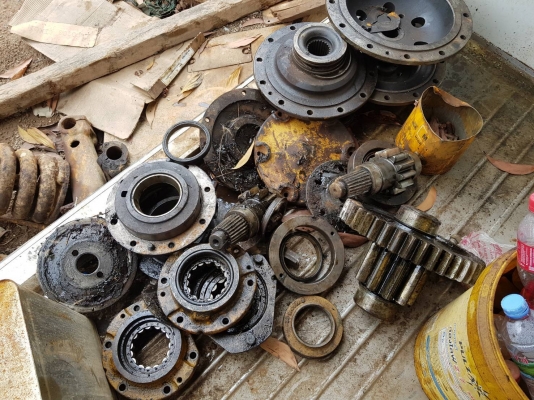 ขายอะไหล่ รถแทรกเตอร์ CAT-D-4  D-5 D-6 สภาพสวย  ขายไม่แพงครับ