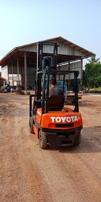 โฟกลิฟโตโยต้า1.5ตันดีเซลเกียรดาเสาสูง4เมตร50เซนพร้อมใช้ยางใหม่4เส้น