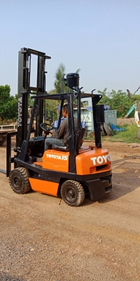 โฟกลิฟโตโยต้า1.5ตันดีเซลเกียรดาเสาสูง4เมตร50เซนพร้อมใช้ยางใหม่4เส้น