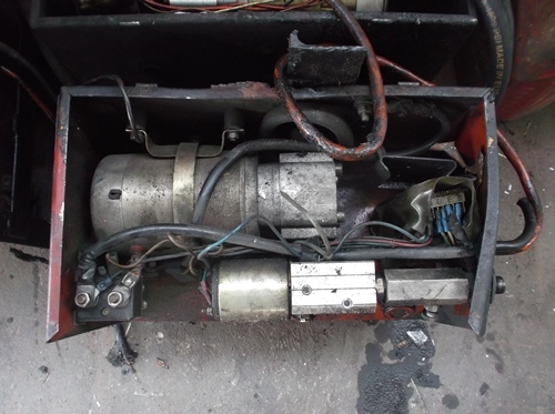 ขายไฮดรอลิคปั๊มมอเตอร์ 24โวลท์ ของนอก ขายเหมา40ตัว  ตัวละ 2,500บาท