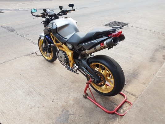 ขายแลกเทิร์น APRILIA SHIVER750 ปี2009 สีเดิม อินวอยส์ สรรพสามิตร ของแต่งล้น ราคา 149000 บาท  รายการของแต่ง - ท่อแต่งฟลูคู่ AKRAPOVIC แท้ - เกียร์โยงแต่ง - โช๊คหลังแต่งปรับระดับ OHLINS - ปั๊มบนแต่งซ้ายขวา RIZOMA - สายหม้อน้ำแต่ง - แฟริ่งแต่ง CARBON ทั้งคัน