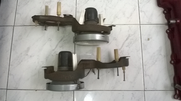 ดวงไฟหน้าแท้ (ไฟสูง )BMW e30  สภาพok ให้หมดตามรูป1000บาท To 0924462525