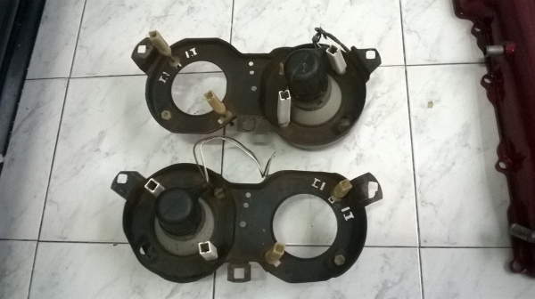 ดวงไฟหน้าแท้ (ไฟสูง )BMW e30  สภาพok ให้หมดตามรูป1000บาท To 0924462525