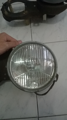 ดวงไฟหน้าแท้ (ไฟสูง )BMW e30  สภาพok ให้หมดตามรูป1000บาท To 0924462525