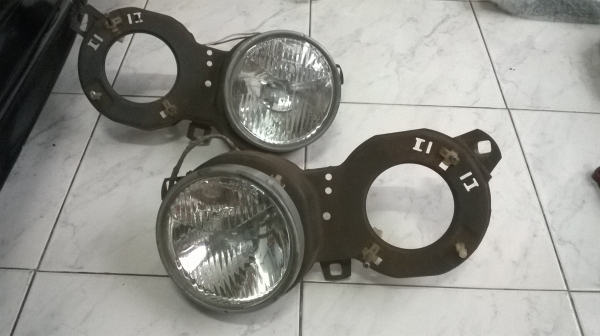 ดวงไฟหน้าแท้ (ไฟสูง )BMW e30  สภาพok ให้หมดตามรูป1000บาท To 0924462525
